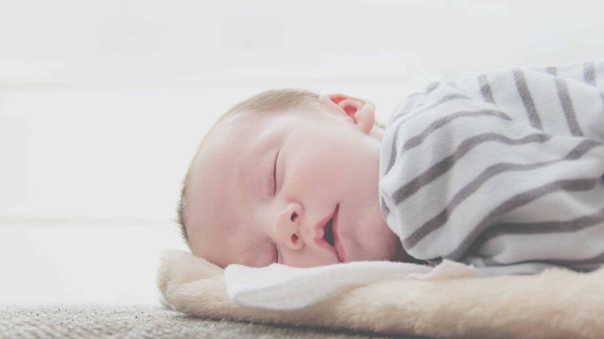 赤ちゃんをあやすイメージ画像8